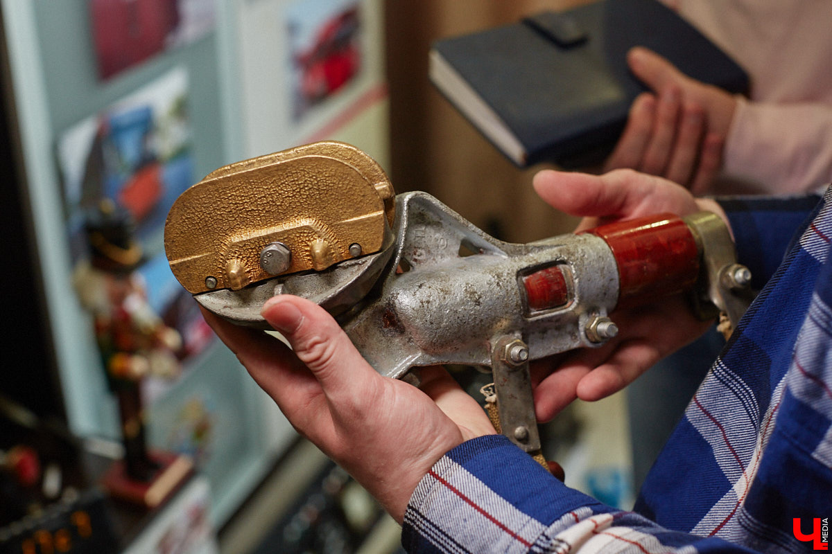 Мастер внимательно разглядывает заготовку для новой точной копии троллейбуса. В коллекции Михаила Кузнецова это уже 14-й экспонат. А ведь еще в 2022 году полку в его комнате украшали всего три образца! Мы побывали в гостях у юноши и во всех деталях рассмотрели его удивительное собрание владимирского электротранспорта!