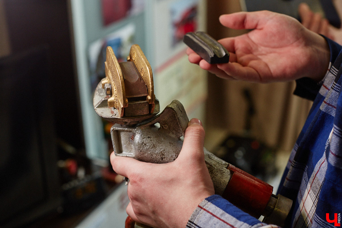 Мастер внимательно разглядывает заготовку для новой точной копии троллейбуса. В коллекции Михаила Кузнецова это уже 14-й экспонат. А ведь еще в 2022 году полку в его комнате украшали всего три образца! Мы побывали в гостях у юноши и во всех деталях рассмотрели его удивительное собрание владимирского электротранспорта!