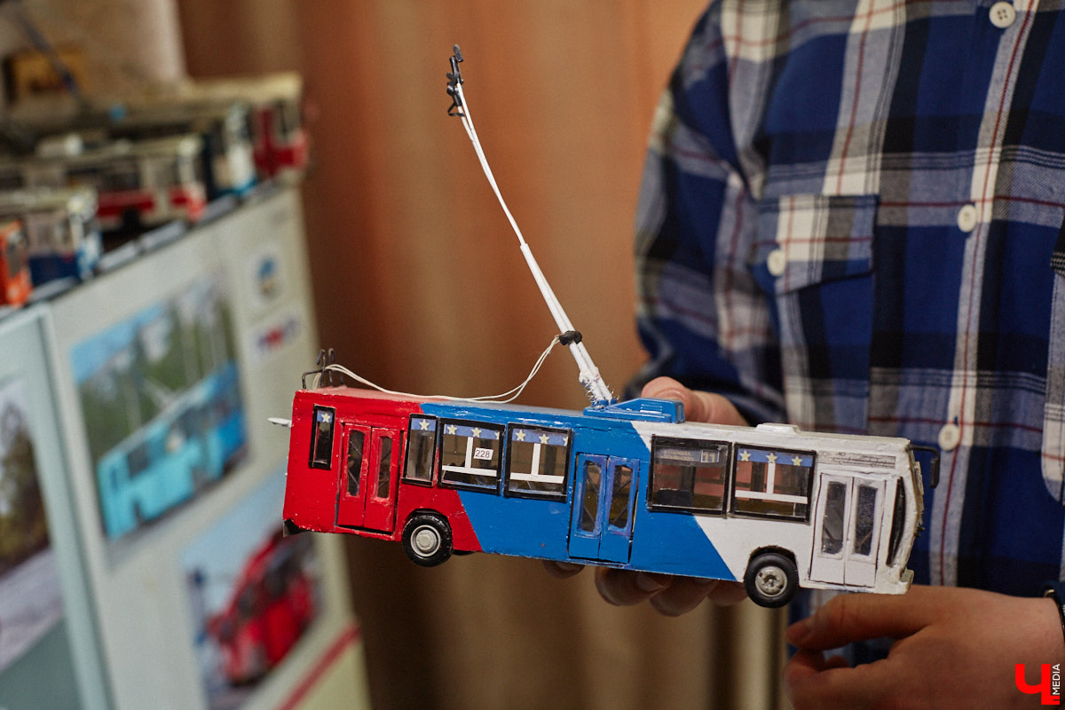 Мастер внимательно разглядывает заготовку для новой точной копии троллейбуса. В коллекции Михаила Кузнецова это уже 14-й экспонат. А ведь еще в 2022 году полку в его комнате украшали всего три образца! Мы побывали в гостях у юноши и во всех деталях рассмотрели его удивительное собрание владимирского электротранспорта!