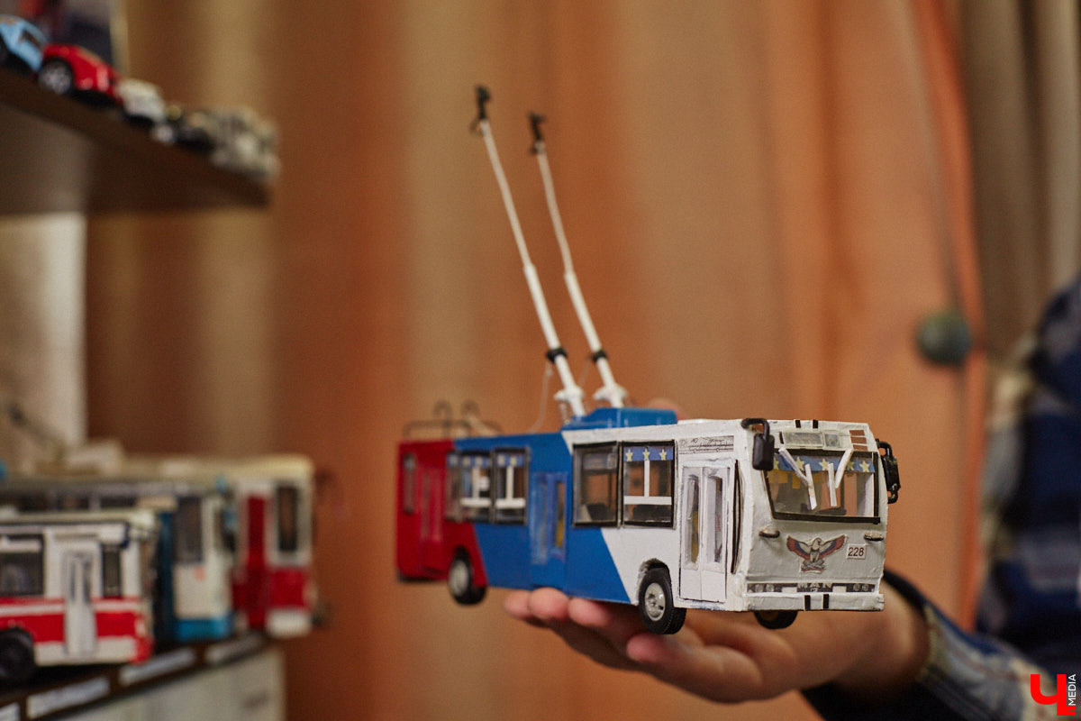 Мастер внимательно разглядывает заготовку для новой точной копии троллейбуса. В коллекции Михаила Кузнецова это уже 14-й экспонат. А ведь еще в 2022 году полку в его комнате украшали всего три образца! Мы побывали в гостях у юноши и во всех деталях рассмотрели его удивительное собрание владимирского электротранспорта!