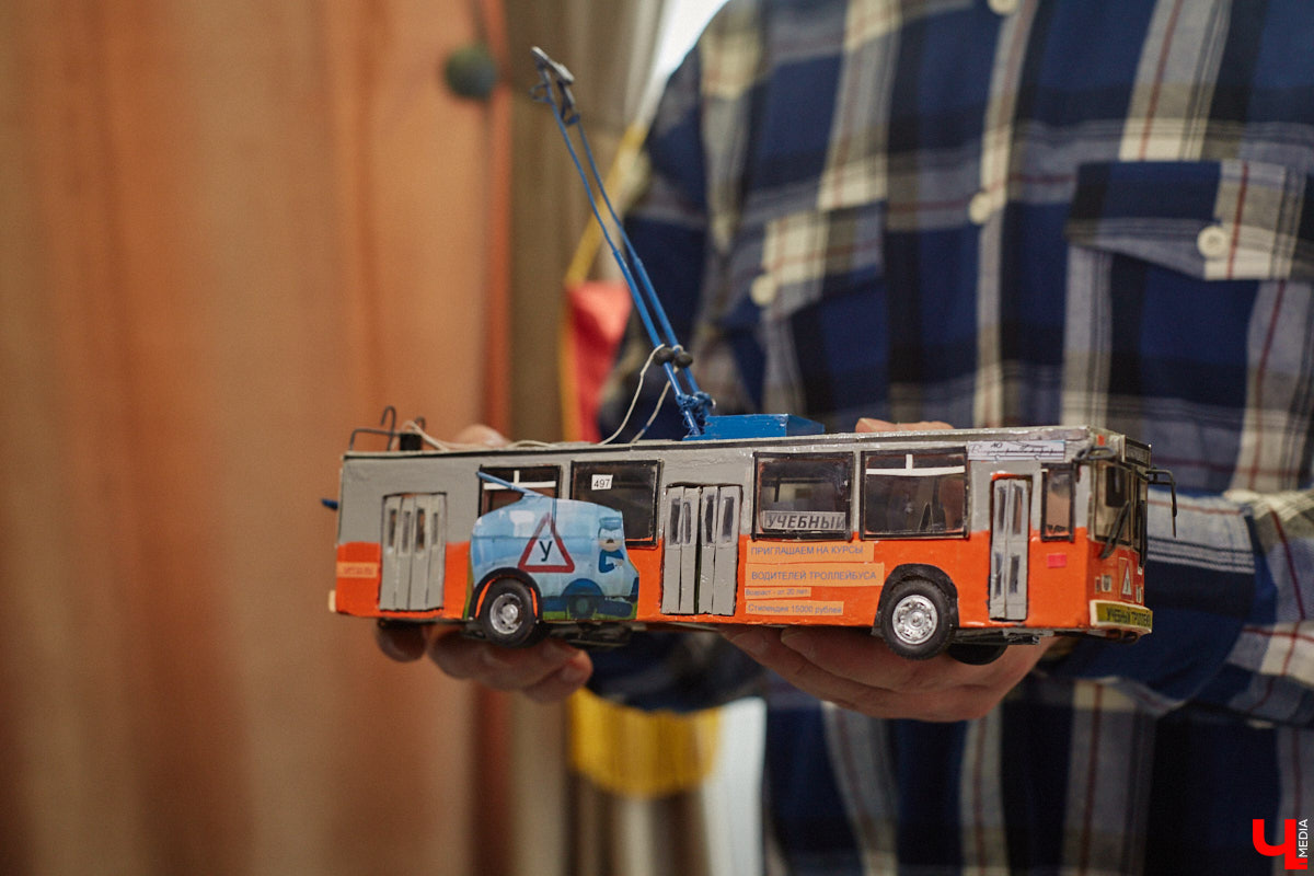 Мастер внимательно разглядывает заготовку для новой точной копии троллейбуса. В коллекции Михаила Кузнецова это уже 14-й экспонат. А ведь еще в 2022 году полку в его комнате украшали всего три образца! Мы побывали в гостях у юноши и во всех деталях рассмотрели его удивительное собрание владимирского электротранспорта!