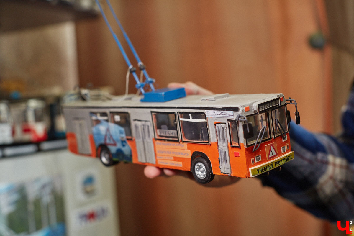 Мастер внимательно разглядывает заготовку для новой точной копии троллейбуса. В коллекции Михаила Кузнецова это уже 14-й экспонат. А ведь еще в 2022 году полку в его комнате украшали всего три образца! Мы побывали в гостях у юноши и во всех деталях рассмотрели его удивительное собрание владимирского электротранспорта!