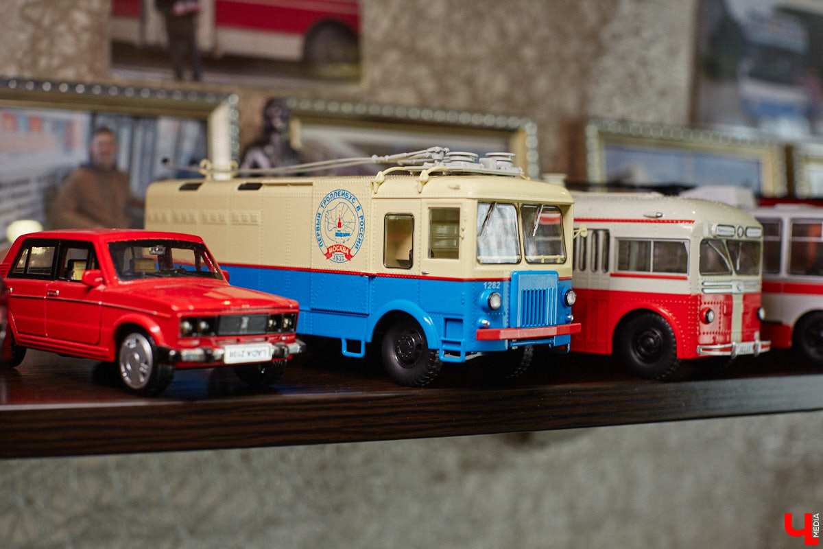 Мастер внимательно разглядывает заготовку для новой точной копии троллейбуса. В коллекции Михаила Кузнецова это уже 14-й экспонат. А ведь еще в 2022 году полку в его комнате украшали всего три образца! Мы побывали в гостях у юноши и во всех деталях рассмотрели его удивительное собрание владимирского электротранспорта!