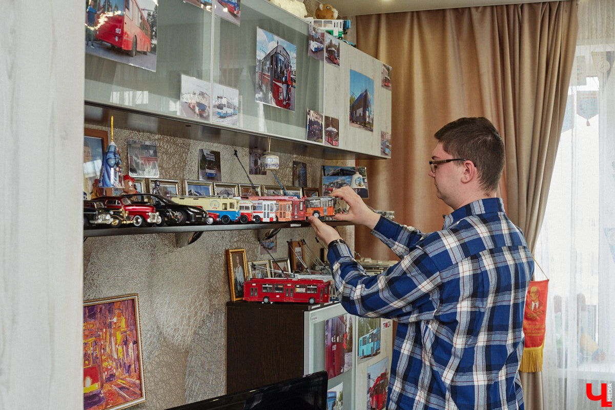 Мастер внимательно разглядывает заготовку для новой точной копии троллейбуса. В коллекции Михаила Кузнецова это уже 14-й экспонат. А ведь еще в 2022 году полку в его комнате украшали всего три образца! Мы побывали в гостях у юноши и во всех деталях рассмотрели его удивительное собрание владимирского электротранспорта!