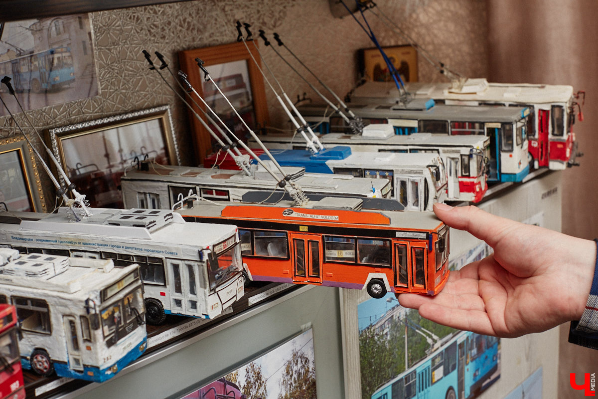 Мастер внимательно разглядывает заготовку для новой точной копии троллейбуса. В коллекции Михаила Кузнецова это уже 14-й экспонат. А ведь еще в 2022 году полку в его комнате украшали всего три образца! Мы побывали в гостях у юноши и во всех деталях рассмотрели его удивительное собрание владимирского электротранспорта!
