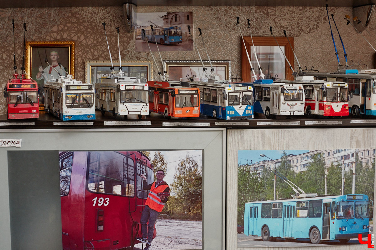 Мастер внимательно разглядывает заготовку для новой точной копии троллейбуса. В коллекции Михаила Кузнецова это уже 14-й экспонат. А ведь еще в 2022 году полку в его комнате украшали всего три образца! Мы побывали в гостях у юноши и во всех деталях рассмотрели его удивительное собрание владимирского электротранспорта!