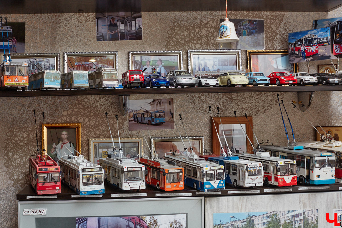 Мастер внимательно разглядывает заготовку для новой точной копии троллейбуса. В коллекции Михаила Кузнецова это уже 14-й экспонат. А ведь еще в 2022 году полку в его комнате украшали всего три образца! Мы побывали в гостях у юноши и во всех деталях рассмотрели его удивительное собрание владимирского электротранспорта!