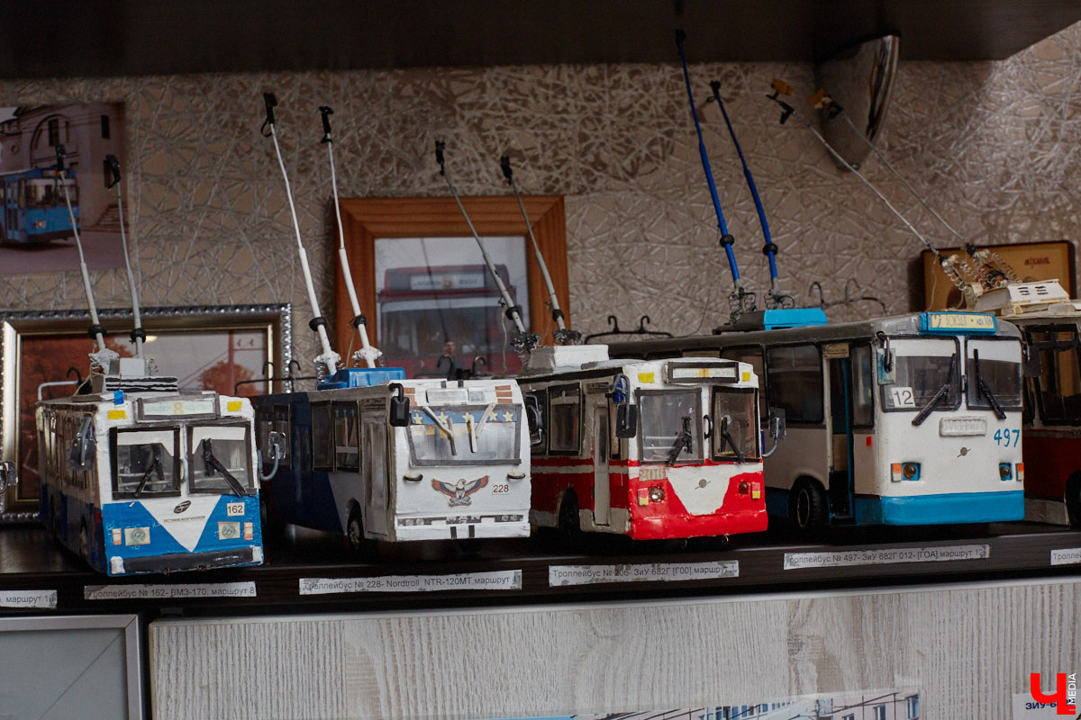 Мастер внимательно разглядывает заготовку для новой точной копии троллейбуса. В коллекции Михаила Кузнецова это уже 14-й экспонат. А ведь еще в 2022 году полку в его комнате украшали всего три образца! Мы побывали в гостях у юноши и во всех деталях рассмотрели его удивительное собрание владимирского электротранспорта!