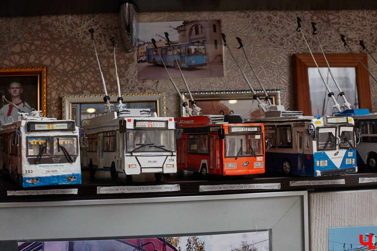 Мастер внимательно разглядывает заготовку для новой точной копии троллейбуса. В коллекции Михаила Кузнецова это уже 14-й экспонат. А ведь еще в 2022 году полку в его комнате украшали всего три образца! Мы побывали в гостях у юноши и во всех деталях рассмотрели его удивительное собрание владимирского электротранспорта!