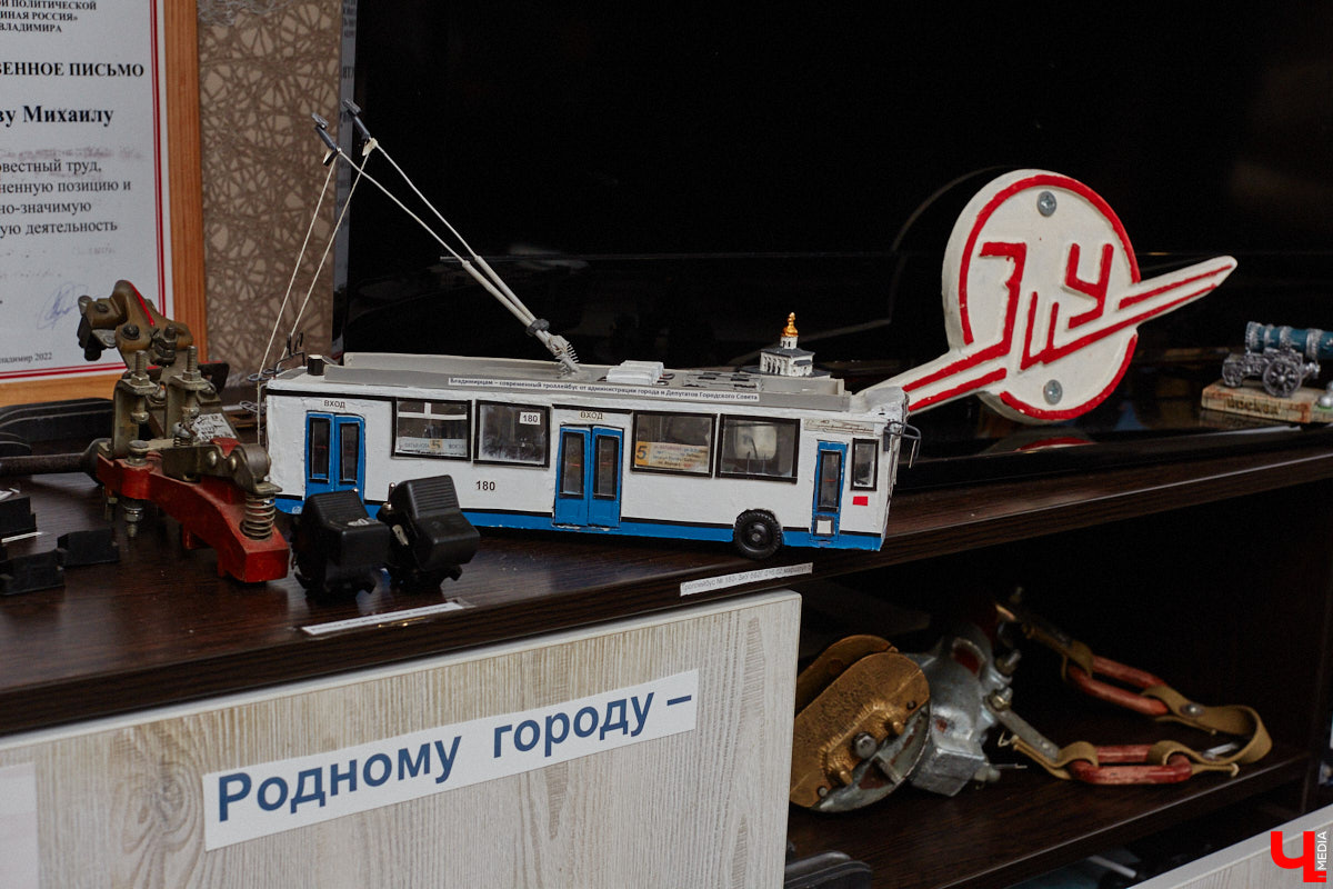 Мастер внимательно разглядывает заготовку для новой точной копии троллейбуса. В коллекции Михаила Кузнецова это уже 14-й экспонат. А ведь еще в 2022 году полку в его комнате украшали всего три образца! Мы побывали в гостях у юноши и во всех деталях рассмотрели его удивительное собрание владимирского электротранспорта!