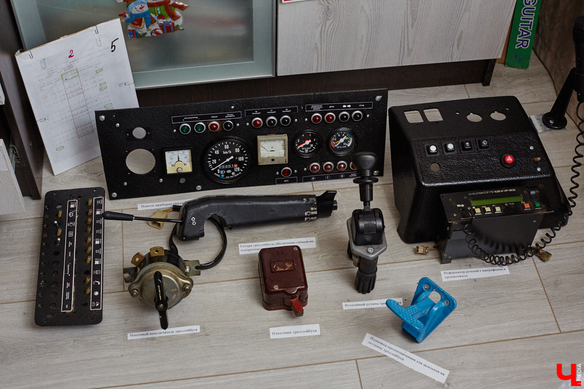 Мастер внимательно разглядывает заготовку для новой точной копии троллейбуса. В коллекции Михаила Кузнецова это уже 14-й экспонат. А ведь еще в 2022 году полку в его комнате украшали всего три образца! Мы побывали в гостях у юноши и во всех деталях рассмотрели его удивительное собрание владимирского электротранспорта!