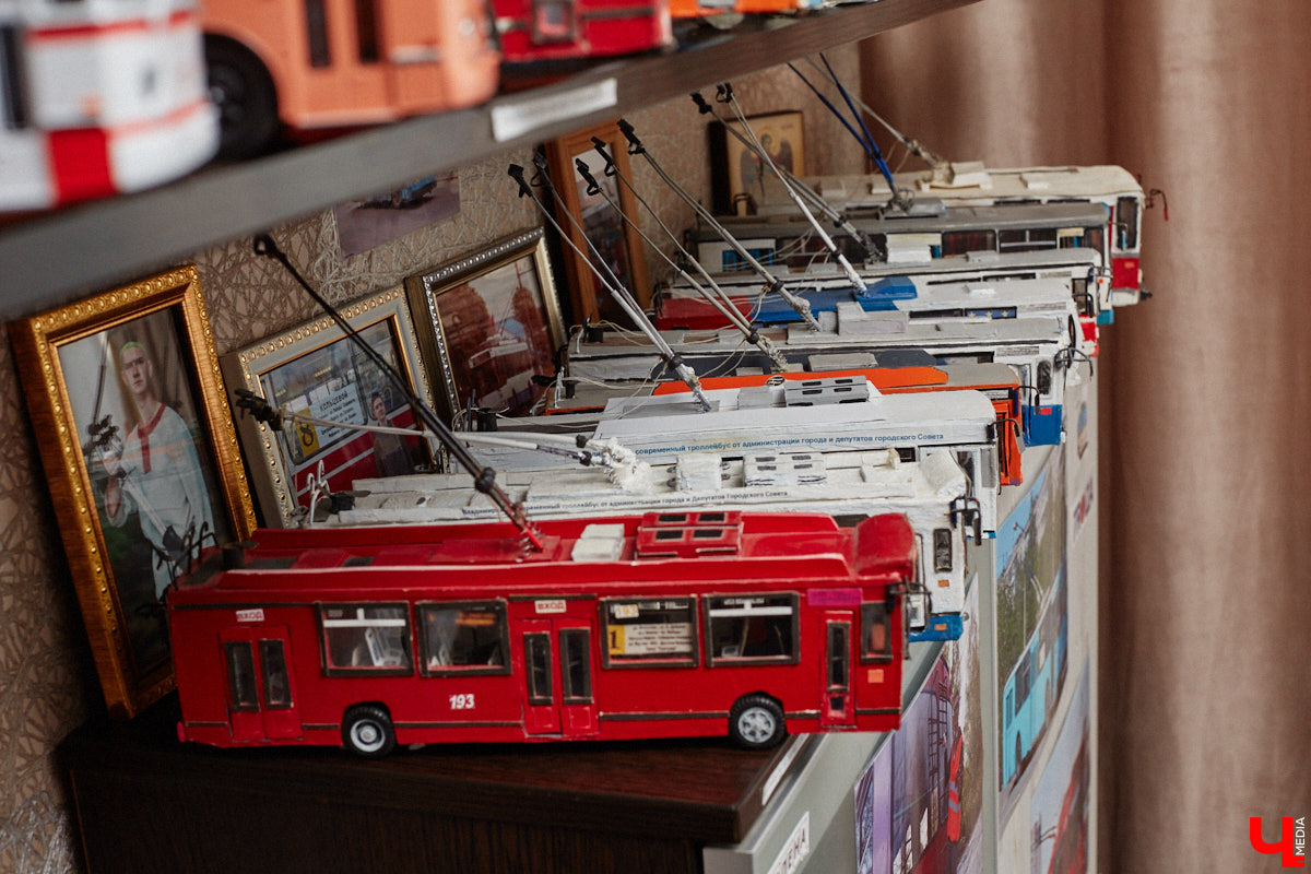 Мастер внимательно разглядывает заготовку для новой точной копии троллейбуса. В коллекции Михаила Кузнецова это уже 14-й экспонат. А ведь еще в 2022 году полку в его комнате украшали всего три образца! Мы побывали в гостях у юноши и во всех деталях рассмотрели его удивительное собрание владимирского электротранспорта!