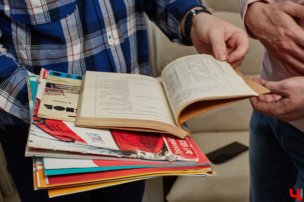 Мастер внимательно разглядывает заготовку для новой точной копии троллейбуса. В коллекции Михаила Кузнецова это уже 14-й экспонат. А ведь еще в 2022 году полку в его комнате украшали всего три образца! Мы побывали в гостях у юноши и во всех деталях рассмотрели его удивительное собрание владимирского электротранспорта!