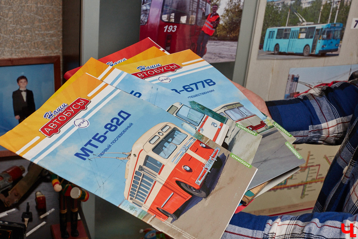 Мастер внимательно разглядывает заготовку для новой точной копии троллейбуса. В коллекции Михаила Кузнецова это уже 14-й экспонат. А ведь еще в 2022 году полку в его комнате украшали всего три образца! Мы побывали в гостях у юноши и во всех деталях рассмотрели его удивительное собрание владимирского электротранспорта!