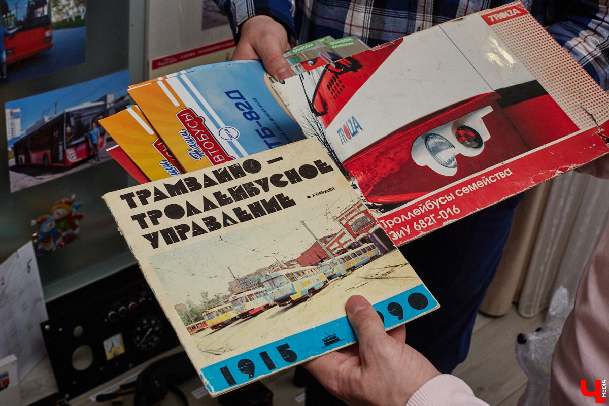 Мастер внимательно разглядывает заготовку для новой точной копии троллейбуса. В коллекции Михаила Кузнецова это уже 14-й экспонат. А ведь еще в 2022 году полку в его комнате украшали всего три образца! Мы побывали в гостях у юноши и во всех деталях рассмотрели его удивительное собрание владимирского электротранспорта!