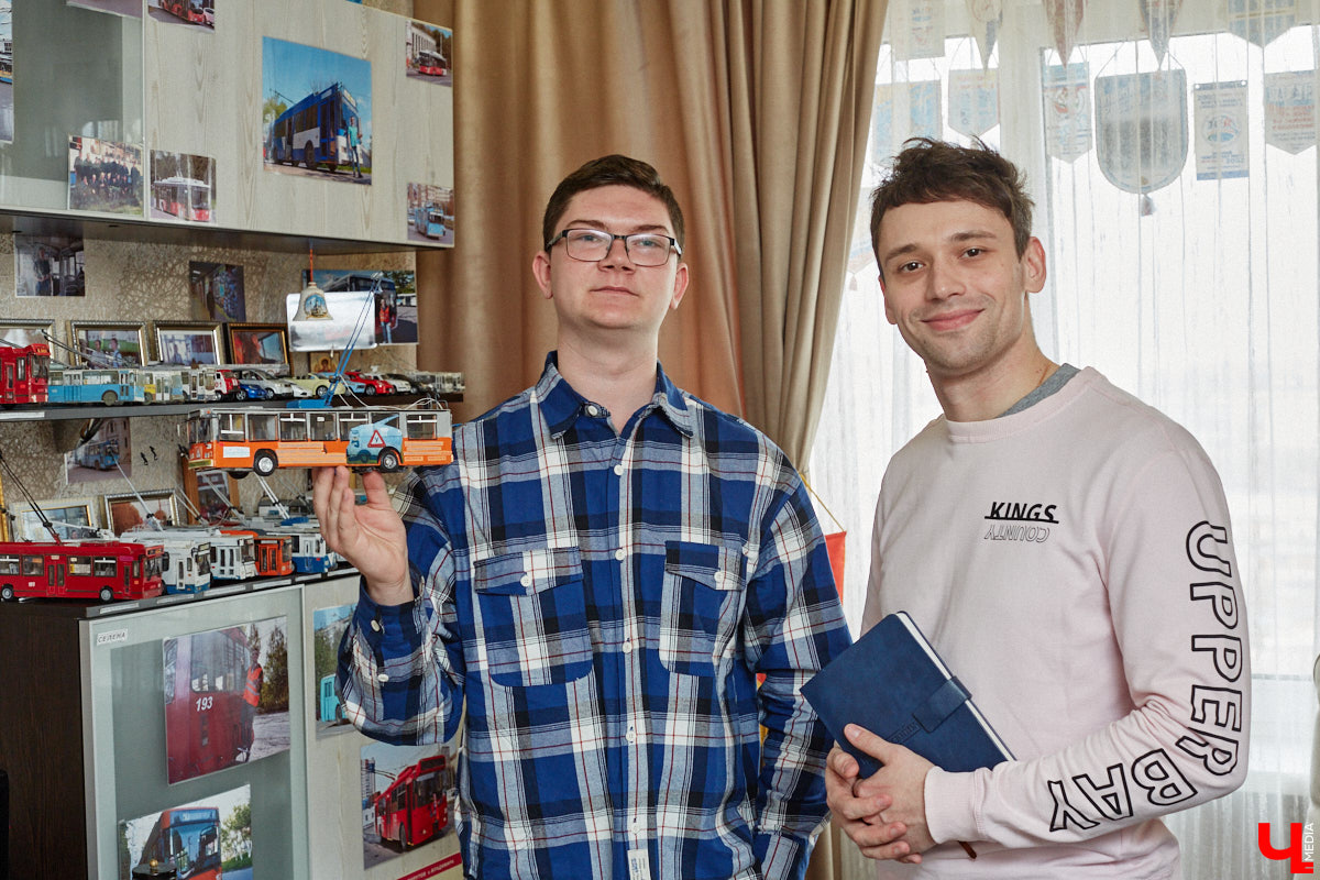 Мастер внимательно разглядывает заготовку для новой точной копии троллейбуса. В коллекции Михаила Кузнецова это уже 14-й экспонат. А ведь еще в 2022 году полку в его комнате украшали всего три образца! Мы побывали в гостях у юноши и во всех деталях рассмотрели его удивительное собрание владимирского электротранспорта!