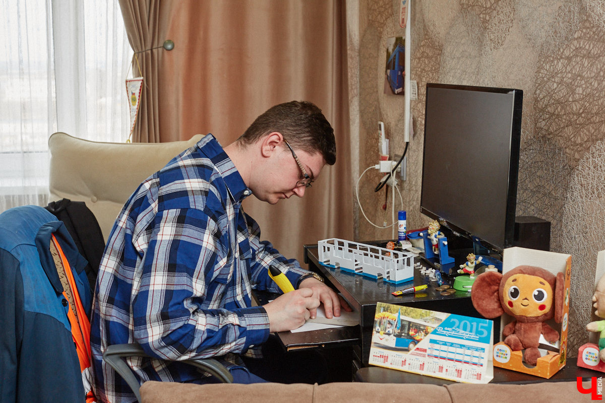 Мастер внимательно разглядывает заготовку для новой точной копии троллейбуса. В коллекции Михаила Кузнецова это уже 14-й экспонат. А ведь еще в 2022 году полку в его комнате украшали всего три образца! Мы побывали в гостях у юноши и во всех деталях рассмотрели его удивительное собрание владимирского электротранспорта!