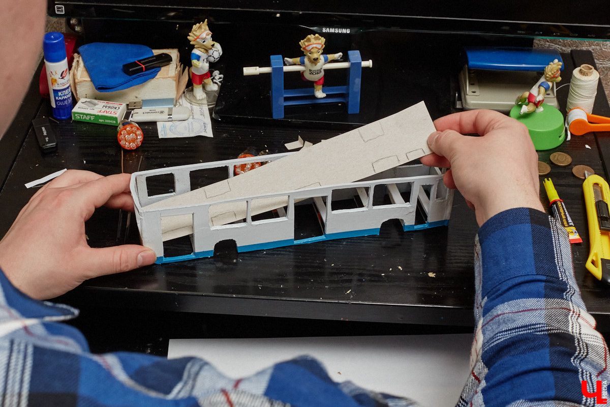 Мастер внимательно разглядывает заготовку для новой точной копии троллейбуса. В коллекции Михаила Кузнецова это уже 14-й экспонат. А ведь еще в 2022 году полку в его комнате украшали всего три образца! Мы побывали в гостях у юноши и во всех деталях рассмотрели его удивительное собрание владимирского электротранспорта!