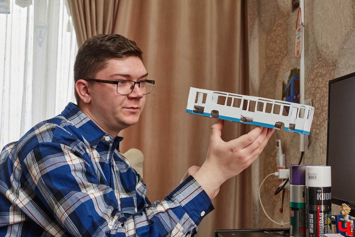 Мастер внимательно разглядывает заготовку для новой точной копии троллейбуса. В коллекции Михаила Кузнецова это уже 14-й экспонат. А ведь еще в 2022 году полку в его комнате украшали всего три образца! Мы побывали в гостях у юноши и во всех деталях рассмотрели его удивительное собрание владимирского электротранспорта!