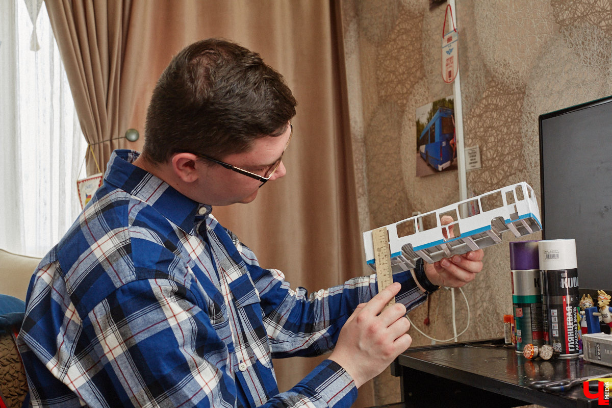 Мастер внимательно разглядывает заготовку для новой точной копии троллейбуса. В коллекции Михаила Кузнецова это уже 14-й экспонат. А ведь еще в 2022 году полку в его комнате украшали всего три образца! Мы побывали в гостях у юноши и во всех деталях рассмотрели его удивительное собрание владимирского электротранспорта!