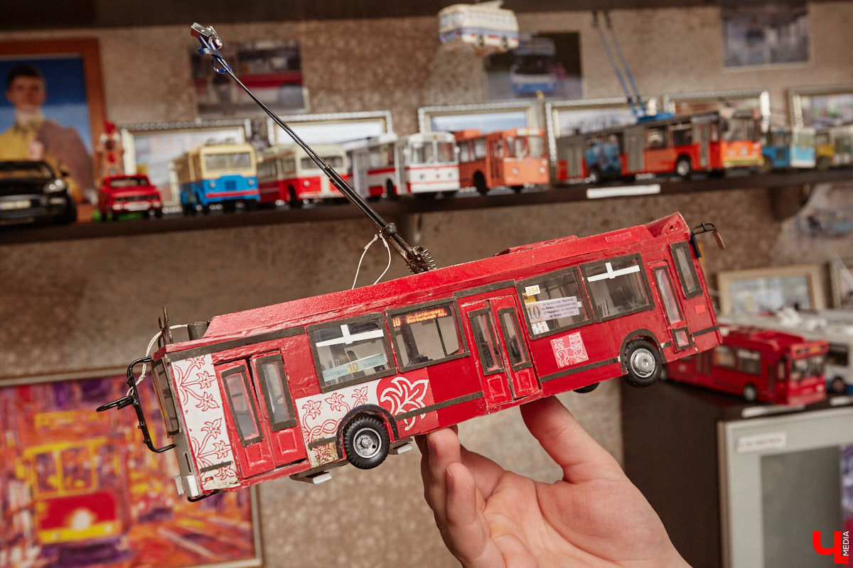 Мастер внимательно разглядывает заготовку для новой точной копии троллейбуса. В коллекции Михаила Кузнецова это уже 14-й экспонат. А ведь еще в 2022 году полку в его комнате украшали всего три образца! Мы побывали в гостях у юноши и во всех деталях рассмотрели его удивительное собрание владимирского электротранспорта!