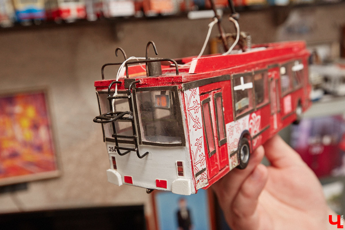 Мастер внимательно разглядывает заготовку для новой точной копии троллейбуса. В коллекции Михаила Кузнецова это уже 14-й экспонат. А ведь еще в 2022 году полку в его комнате украшали всего три образца! Мы побывали в гостях у юноши и во всех деталях рассмотрели его удивительное собрание владимирского электротранспорта!