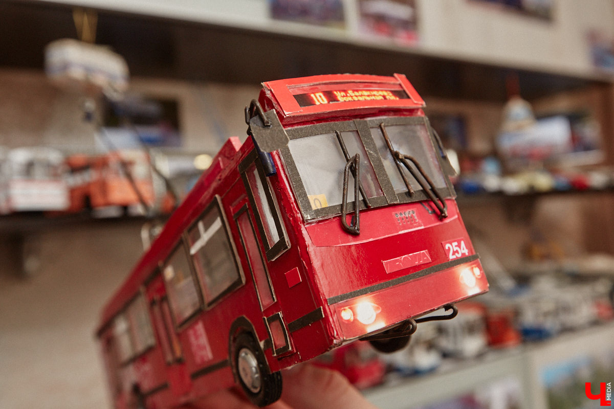 Мастер внимательно разглядывает заготовку для новой точной копии троллейбуса. В коллекции Михаила Кузнецова это уже 14-й экспонат. А ведь еще в 2022 году полку в его комнате украшали всего три образца! Мы побывали в гостях у юноши и во всех деталях рассмотрели его удивительное собрание владимирского электротранспорта!