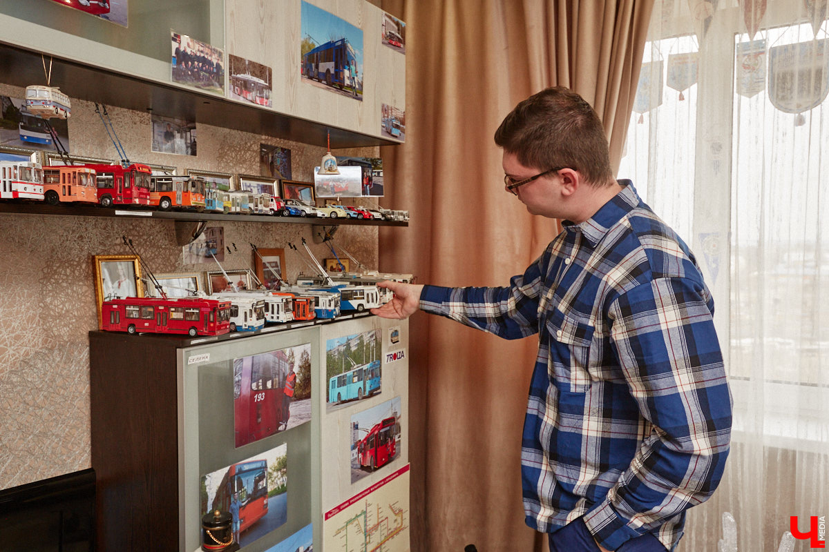 Мастер внимательно разглядывает заготовку для новой точной копии троллейбуса. В коллекции Михаила Кузнецова это уже 14-й экспонат. А ведь еще в 2022 году полку в его комнате украшали всего три образца! Мы побывали в гостях у юноши и во всех деталях рассмотрели его удивительное собрание владимирского электротранспорта!