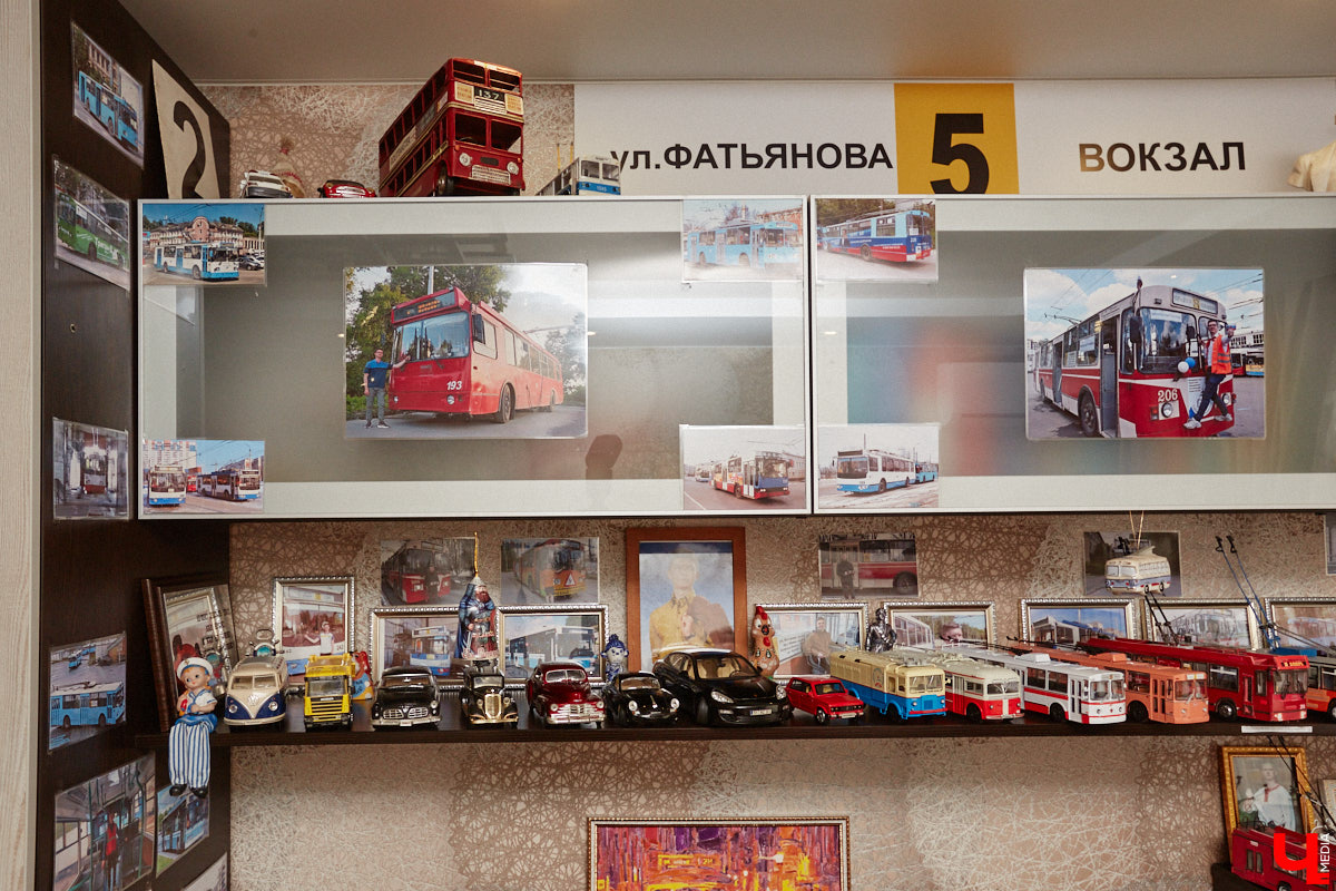 Мастер внимательно разглядывает заготовку для новой точной копии троллейбуса. В коллекции Михаила Кузнецова это уже 14-й экспонат. А ведь еще в 2022 году полку в его комнате украшали всего три образца! Мы побывали в гостях у юноши и во всех деталях рассмотрели его удивительное собрание владимирского электротранспорта!