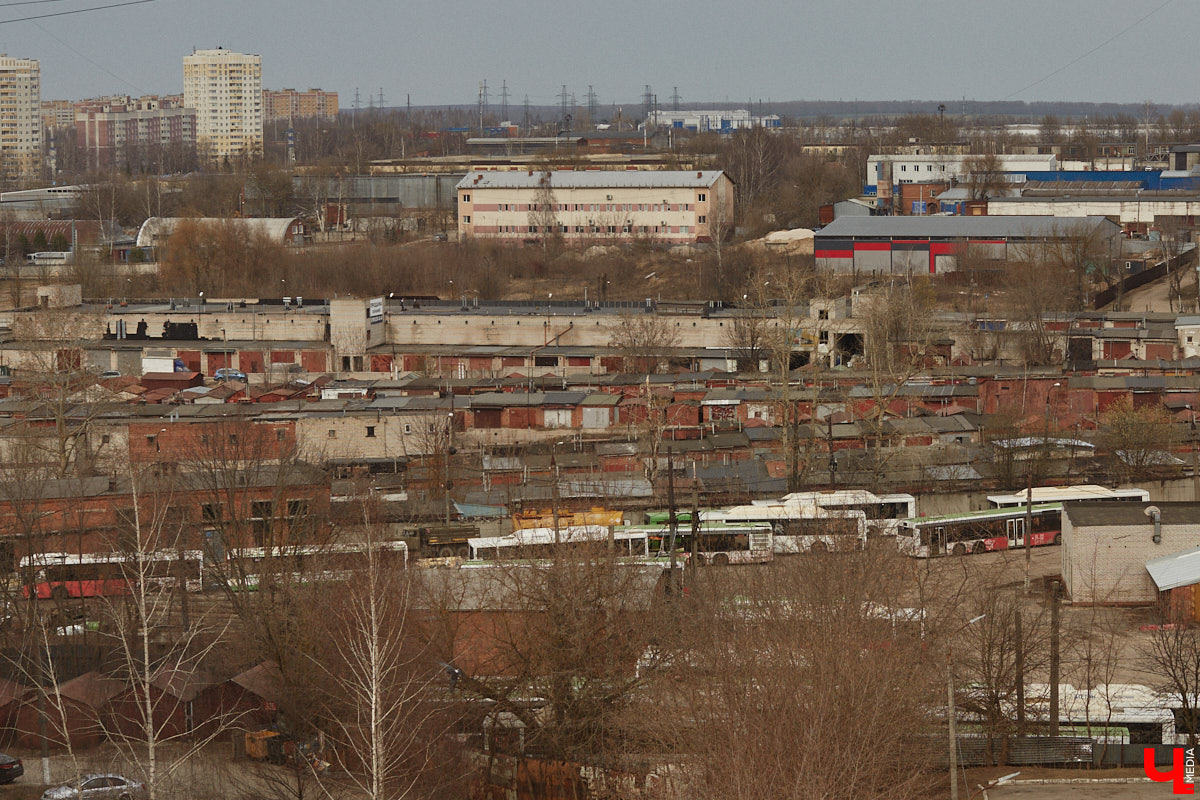 Мастер внимательно разглядывает заготовку для новой точной копии троллейбуса. В коллекции Михаила Кузнецова это уже 14-й экспонат. А ведь еще в 2022 году полку в его комнате украшали всего три образца! Мы побывали в гостях у юноши и во всех деталях рассмотрели его удивительное собрание владимирского электротранспорта!