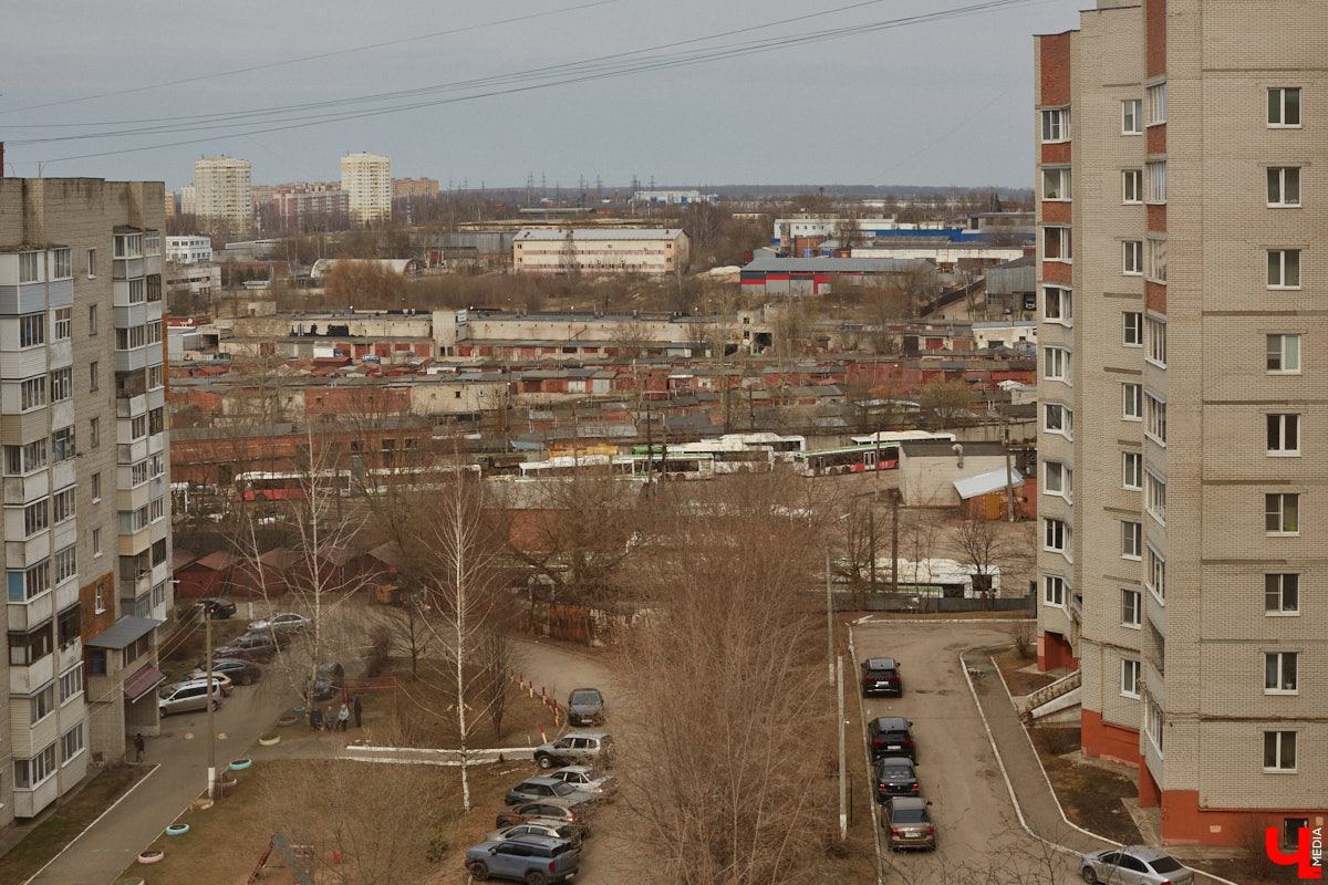 Мастер внимательно разглядывает заготовку для новой точной копии троллейбуса. В коллекции Михаила Кузнецова это уже 14-й экспонат. А ведь еще в 2022 году полку в его комнате украшали всего три образца! Мы побывали в гостях у юноши и во всех деталях рассмотрели его удивительное собрание владимирского электротранспорта!