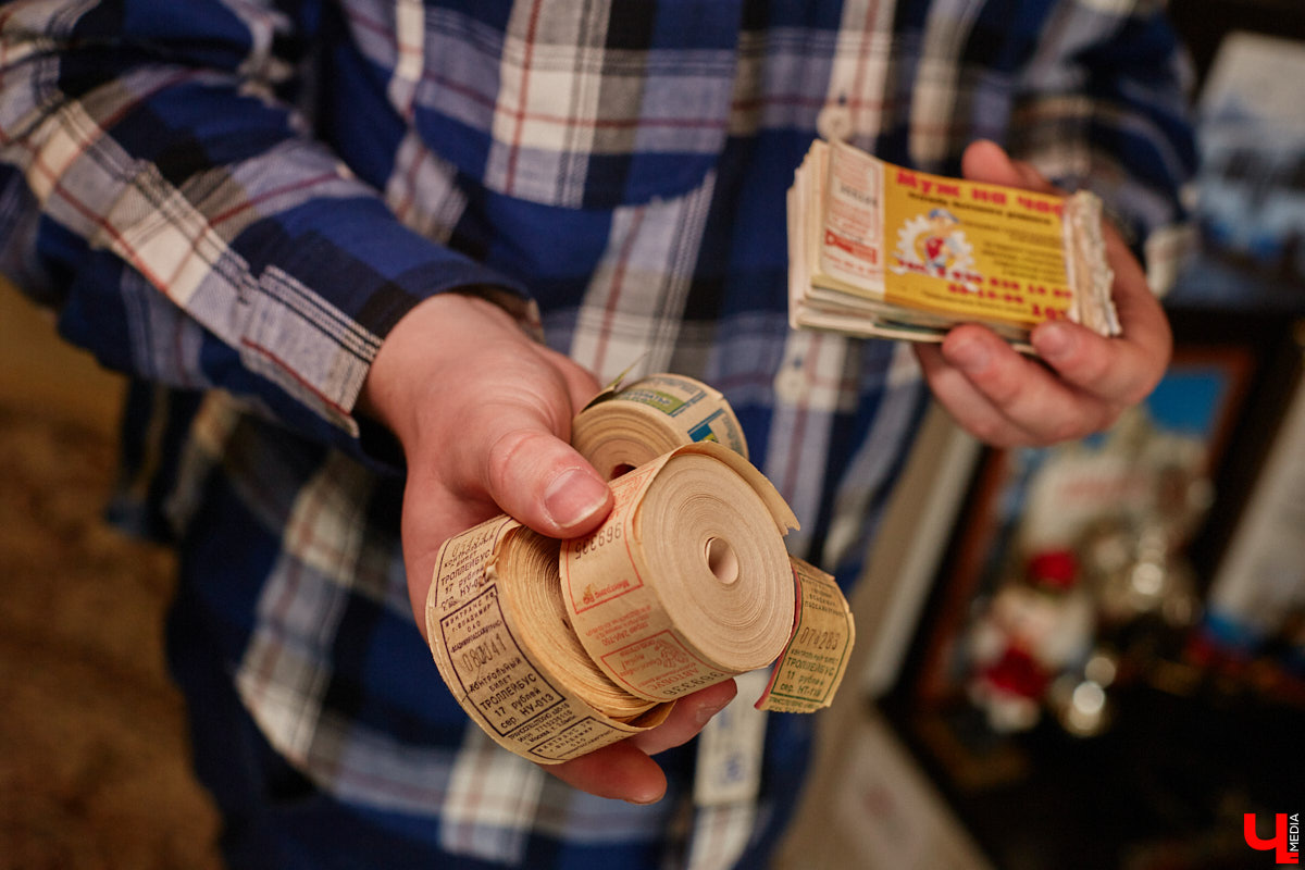 Мастер внимательно разглядывает заготовку для новой точной копии троллейбуса. В коллекции Михаила Кузнецова это уже 14-й экспонат. А ведь еще в 2022 году полку в его комнате украшали всего три образца! Мы побывали в гостях у юноши и во всех деталях рассмотрели его удивительное собрание владимирского электротранспорта!