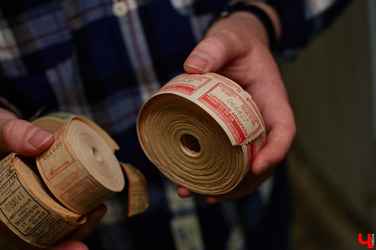 Мастер внимательно разглядывает заготовку для новой точной копии троллейбуса. В коллекции Михаила Кузнецова это уже 14-й экспонат. А ведь еще в 2022 году полку в его комнате украшали всего три образца! Мы побывали в гостях у юноши и во всех деталях рассмотрели его удивительное собрание владимирского электротранспорта!