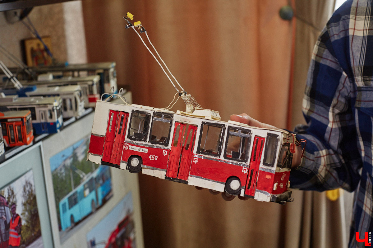 Мастер внимательно разглядывает заготовку для новой точной копии троллейбуса. В коллекции Михаила Кузнецова это уже 14-й экспонат. А ведь еще в 2022 году полку в его комнате украшали всего три образца! Мы побывали в гостях у юноши и во всех деталях рассмотрели его удивительное собрание владимирского электротранспорта!