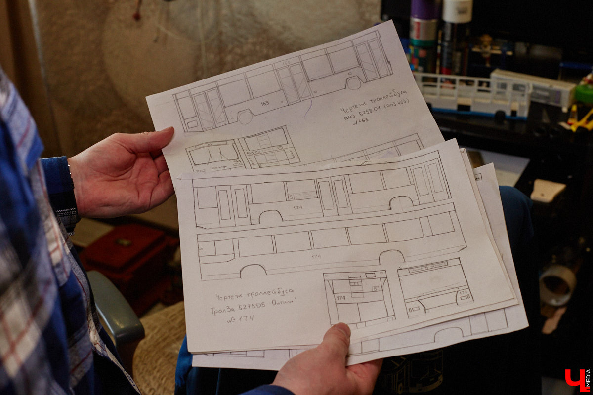 Мастер внимательно разглядывает заготовку для новой точной копии троллейбуса. В коллекции Михаила Кузнецова это уже 14-й экспонат. А ведь еще в 2022 году полку в его комнате украшали всего три образца! Мы побывали в гостях у юноши и во всех деталях рассмотрели его удивительное собрание владимирского электротранспорта!