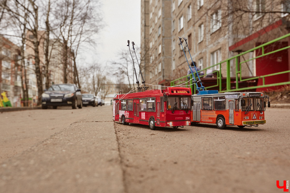 Мастер внимательно разглядывает заготовку для новой точной копии троллейбуса. В коллекции Михаила Кузнецова это уже 14-й экспонат. А ведь еще в 2022 году полку в его комнате украшали всего три образца! Мы побывали в гостях у юноши и во всех деталях рассмотрели его удивительное собрание владимирского электротранспорта!