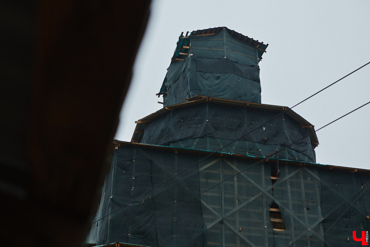 Сроки реставрации Золотых ворот во Владимире пришлось сдвинуть больше, чем на год. Стоимость контракта при этом выросла до 180 миллионов рублей. Зато результат, обещает подрядчик, точно порадует и жителей, и гостей белокаменной столицы региона.