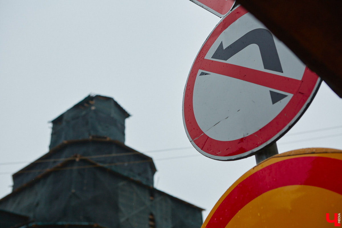 Сроки реставрации Золотых ворот во Владимире пришлось сдвинуть больше, чем на год. Стоимость контракта при этом выросла до 180 миллионов рублей. Зато результат, обещает подрядчик, точно порадует и жителей, и гостей белокаменной столицы региона.