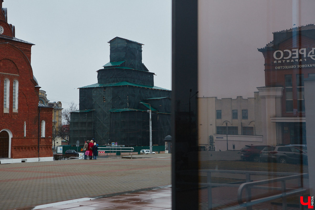 Сроки реставрации Золотых ворот во Владимире пришлось сдвинуть больше, чем на год. Стоимость контракта при этом выросла до 180 миллионов рублей. Зато результат, обещает подрядчик, точно порадует и жителей, и гостей белокаменной столицы региона.