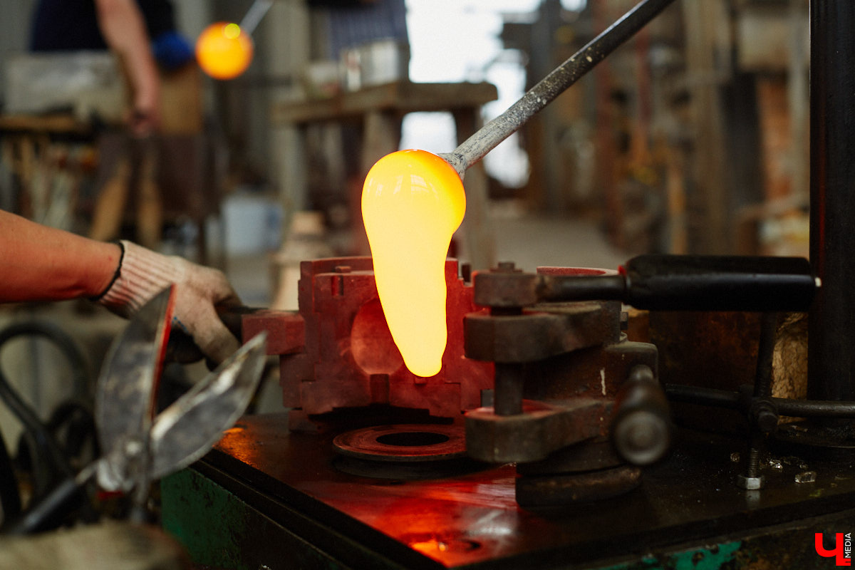 В последнее время все больше людей не просто накрывают, но и украшают стол в Светлое воскресенье. Среди вариантов декора хрустальные изделия, выпущенные мастерами из города стеклодувов. На пике своей популярности яйца, курочки, ангелочки и петушки. А в этом году на местном заводе запустили новую тематическую серию. «Ключ-Медиа» оценил праздничные сувениры.