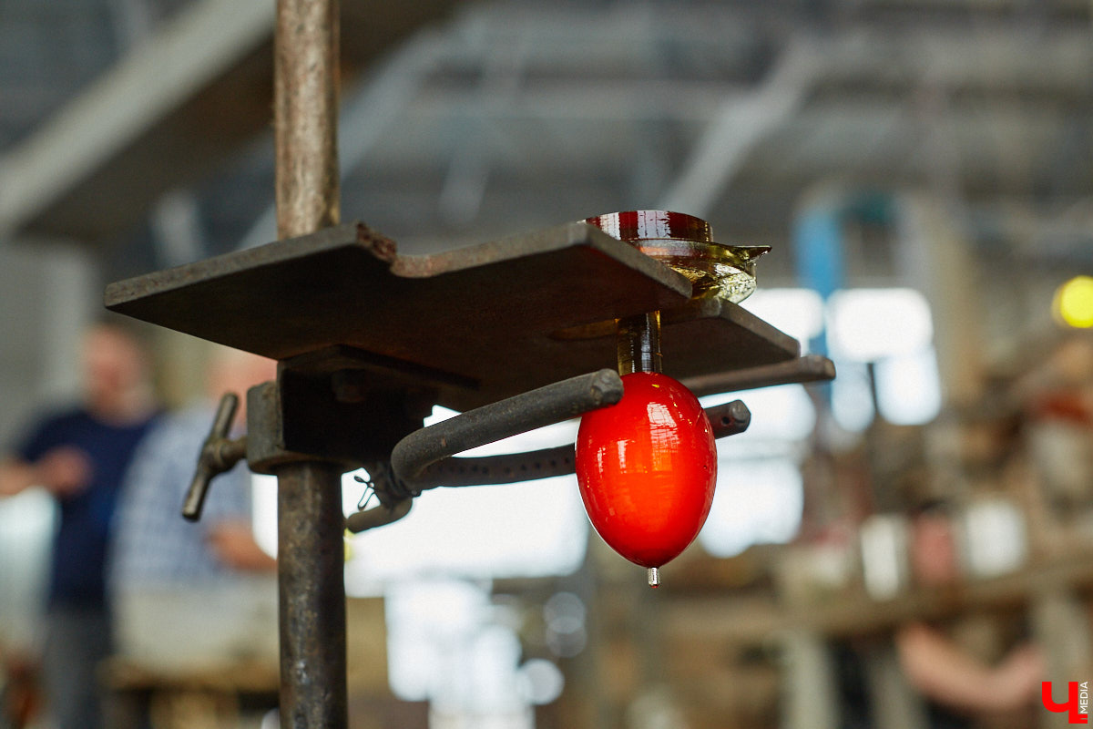 В последнее время все больше людей не просто накрывают, но и украшают стол в Светлое воскресенье. Среди вариантов декора хрустальные изделия, выпущенные мастерами из города стеклодувов. На пике своей популярности яйца, курочки, ангелочки и петушки. А в этом году на местном заводе запустили новую тематическую серию. «Ключ-Медиа» оценил праздничные сувениры.