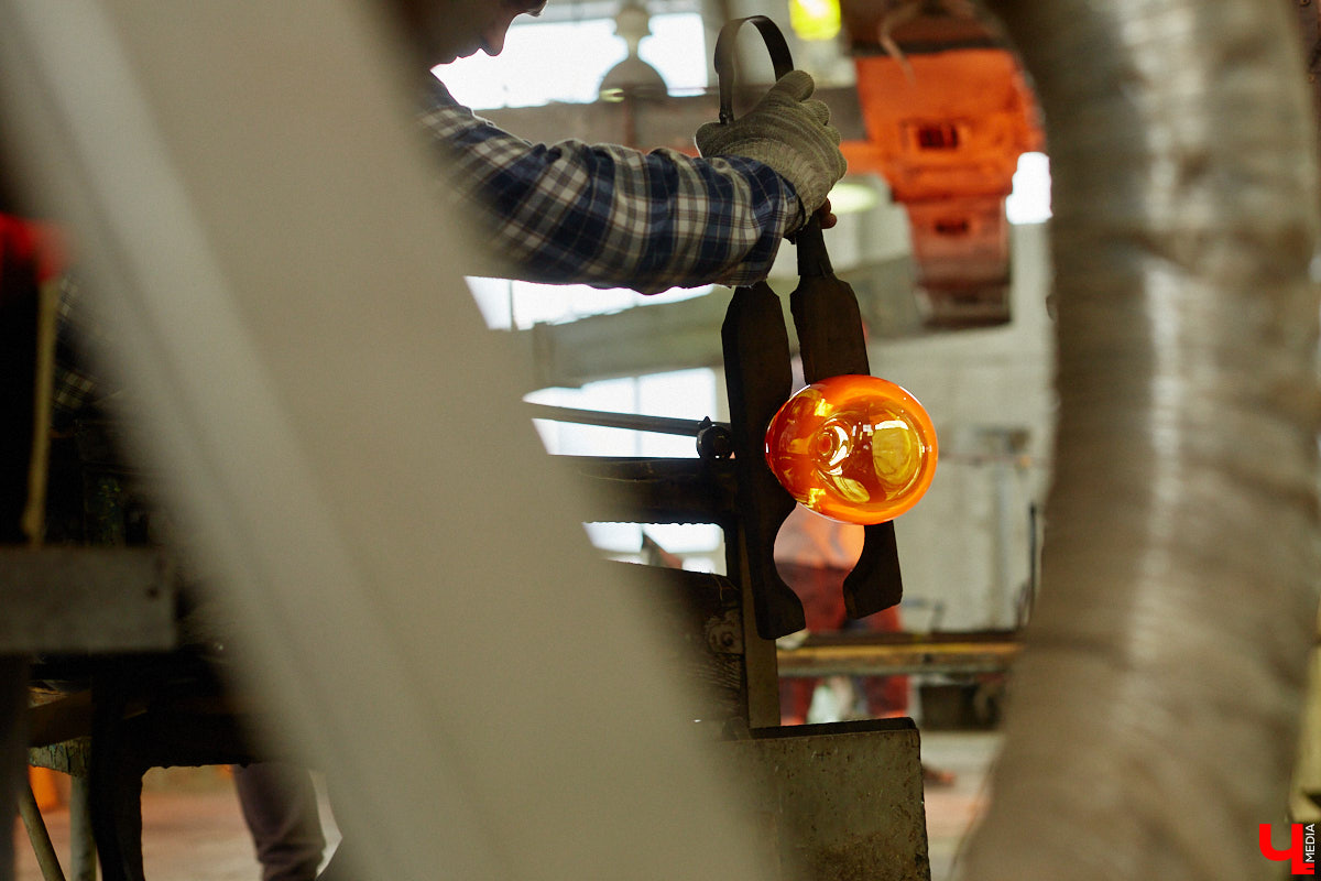 В последнее время все больше людей не просто накрывают, но и украшают стол в Светлое воскресенье. Среди вариантов декора хрустальные изделия, выпущенные мастерами из города стеклодувов. На пике своей популярности яйца, курочки, ангелочки и петушки. А в этом году на местном заводе запустили новую тематическую серию. «Ключ-Медиа» оценил праздничные сувениры.