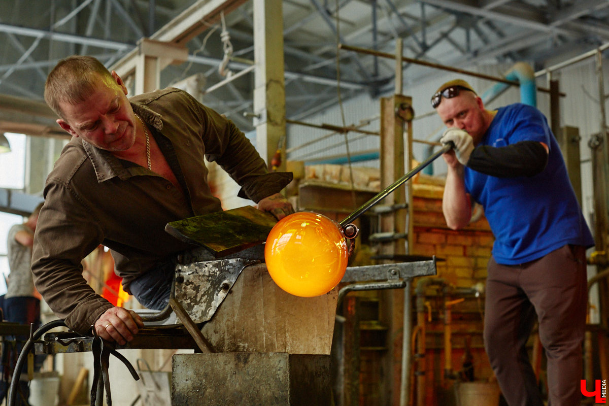 В последнее время все больше людей не просто накрывают, но и украшают стол в Светлое воскресенье. Среди вариантов декора хрустальные изделия, выпущенные мастерами из города стеклодувов. На пике своей популярности яйца, курочки, ангелочки и петушки. А в этом году на местном заводе запустили новую тематическую серию. «Ключ-Медиа» оценил праздничные сувениры.