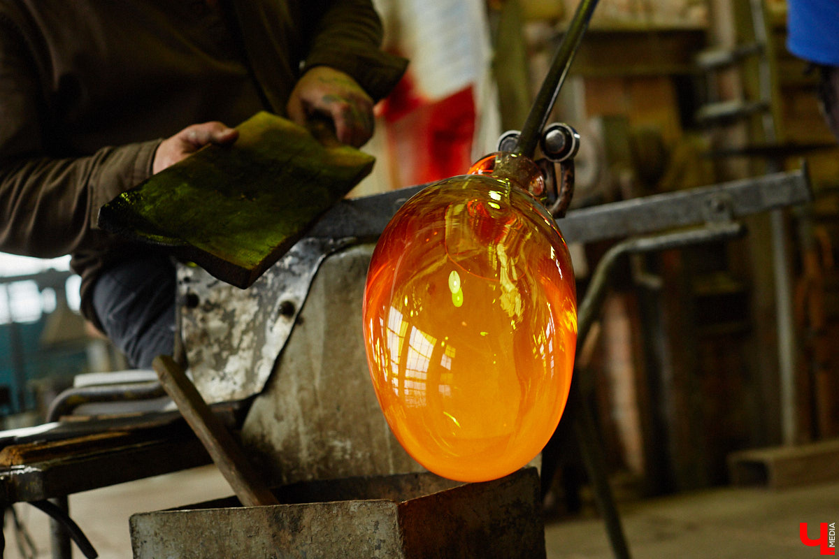 В последнее время все больше людей не просто накрывают, но и украшают стол в Светлое воскресенье. Среди вариантов декора хрустальные изделия, выпущенные мастерами из города стеклодувов. На пике своей популярности яйца, курочки, ангелочки и петушки. А в этом году на местном заводе запустили новую тематическую серию. «Ключ-Медиа» оценил праздничные сувениры.