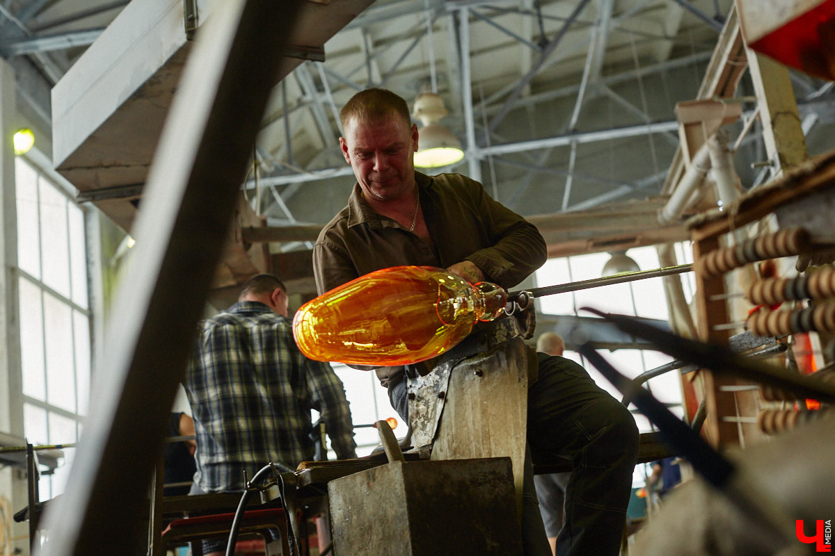 В последнее время все больше людей не просто накрывают, но и украшают стол в Светлое воскресенье. Среди вариантов декора хрустальные изделия, выпущенные мастерами из города стеклодувов. На пике своей популярности яйца, курочки, ангелочки и петушки. А в этом году на местном заводе запустили новую тематическую серию. «Ключ-Медиа» оценил праздничные сувениры.