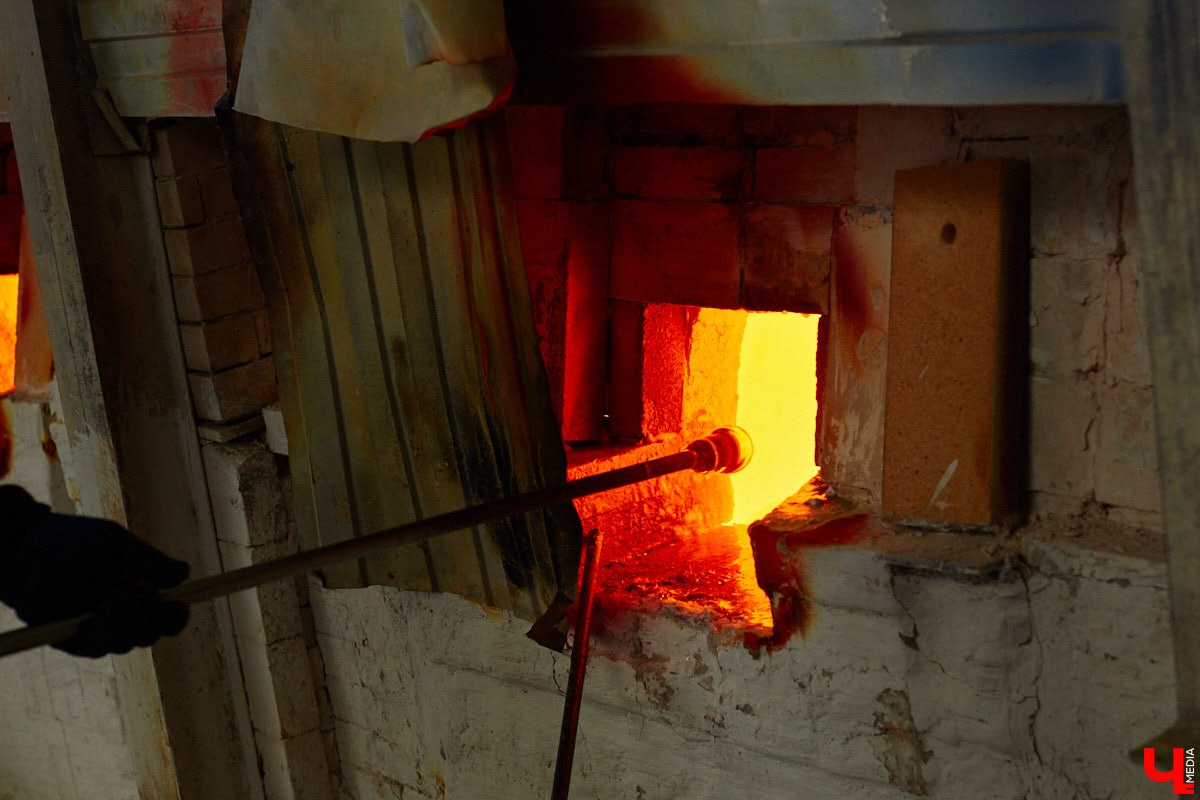 В последнее время все больше людей не просто накрывают, но и украшают стол в Светлое воскресенье. Среди вариантов декора хрустальные изделия, выпущенные мастерами из города стеклодувов. На пике своей популярности яйца, курочки, ангелочки и петушки. А в этом году на местном заводе запустили новую тематическую серию. «Ключ-Медиа» оценил праздничные сувениры.