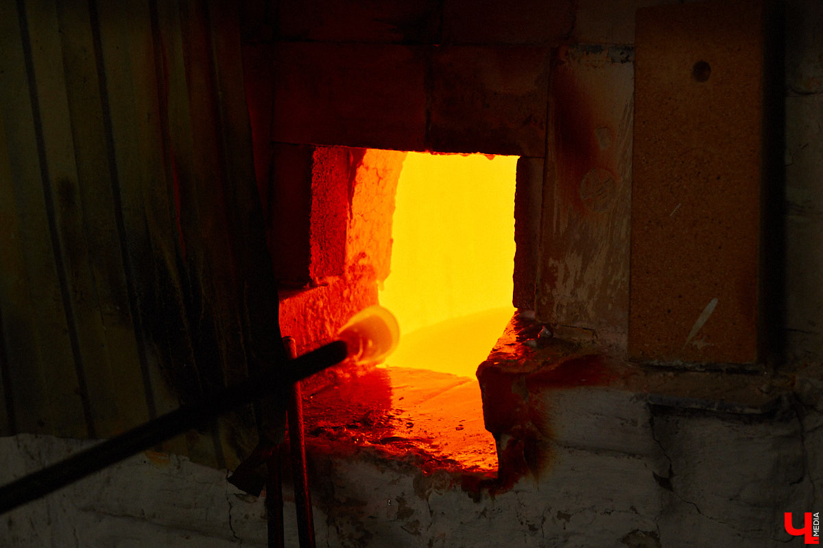 В последнее время все больше людей не просто накрывают, но и украшают стол в Светлое воскресенье. Среди вариантов декора хрустальные изделия, выпущенные мастерами из города стеклодувов. На пике своей популярности яйца, курочки, ангелочки и петушки. А в этом году на местном заводе запустили новую тематическую серию. «Ключ-Медиа» оценил праздничные сувениры.