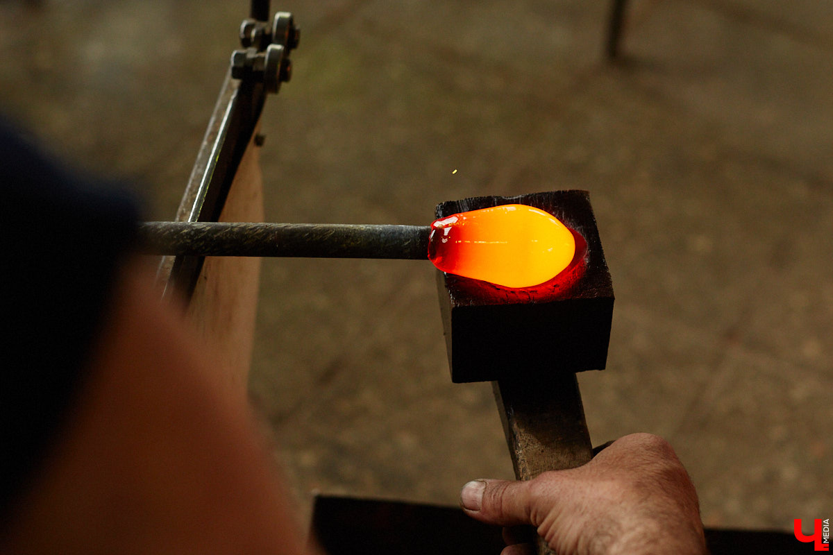 В последнее время все больше людей не просто накрывают, но и украшают стол в Светлое воскресенье. Среди вариантов декора хрустальные изделия, выпущенные мастерами из города стеклодувов. На пике своей популярности яйца, курочки, ангелочки и петушки. А в этом году на местном заводе запустили новую тематическую серию. «Ключ-Медиа» оценил праздничные сувениры.