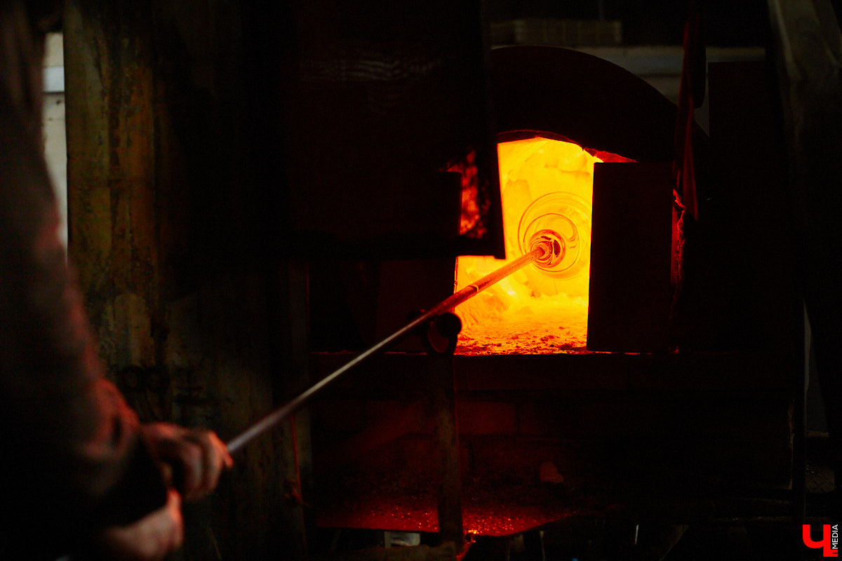 В последнее время все больше людей не просто накрывают, но и украшают стол в Светлое воскресенье. Среди вариантов декора хрустальные изделия, выпущенные мастерами из города стеклодувов. На пике своей популярности яйца, курочки, ангелочки и петушки. А в этом году на местном заводе запустили новую тематическую серию. «Ключ-Медиа» оценил праздничные сувениры.