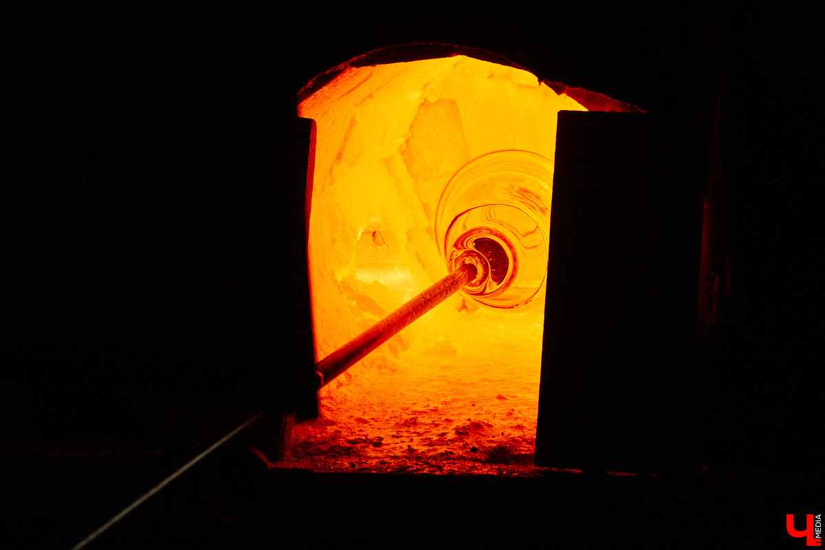 В последнее время все больше людей не просто накрывают, но и украшают стол в Светлое воскресенье. Среди вариантов декора хрустальные изделия, выпущенные мастерами из города стеклодувов. На пике своей популярности яйца, курочки, ангелочки и петушки. А в этом году на местном заводе запустили новую тематическую серию. «Ключ-Медиа» оценил праздничные сувениры.